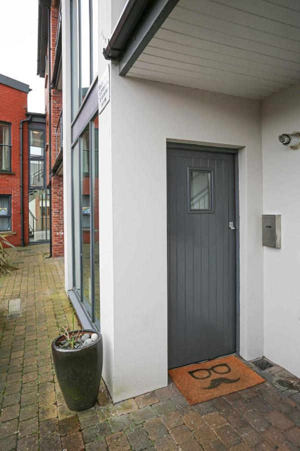 Funky City Apartment - Secure Parking - Wifi - Sleeps 6 - No Parties Belfast Extérieur photo