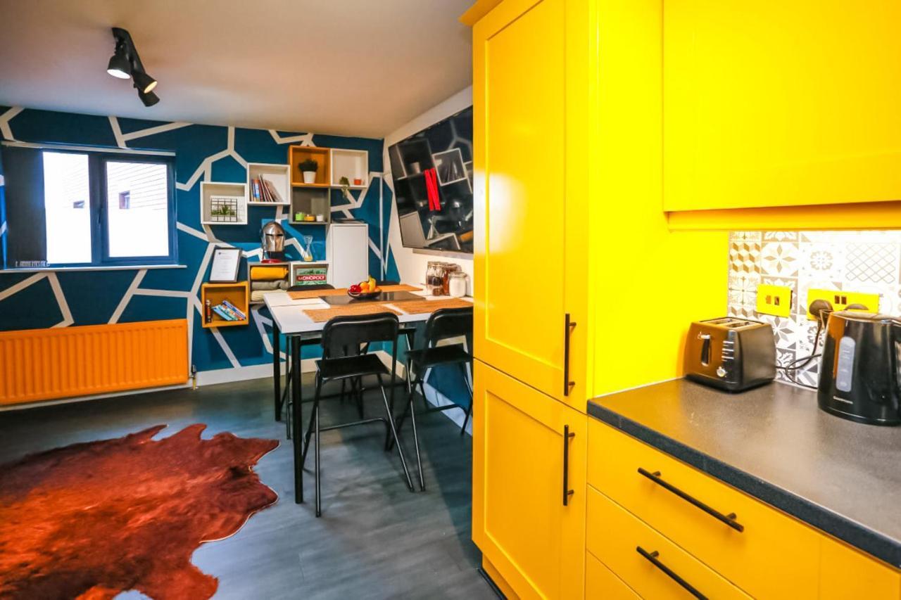 Funky City Apartment - Secure Parking - Wifi - Sleeps 6 - No Parties Belfast Extérieur photo