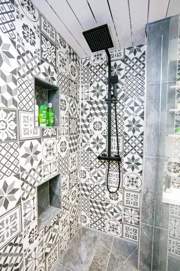 Funky City Apartment - Secure Parking - Wifi - Sleeps 6 - No Parties Belfast Extérieur photo