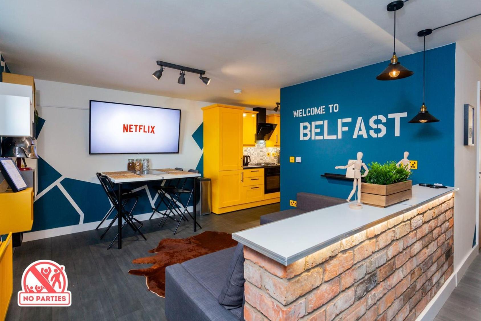 Funky City Apartment - Secure Parking - Wifi - Sleeps 6 - No Parties Belfast Extérieur photo