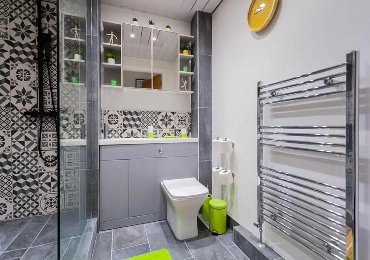 Funky City Apartment - Secure Parking - Wifi - Sleeps 6 - No Parties Belfast Extérieur photo